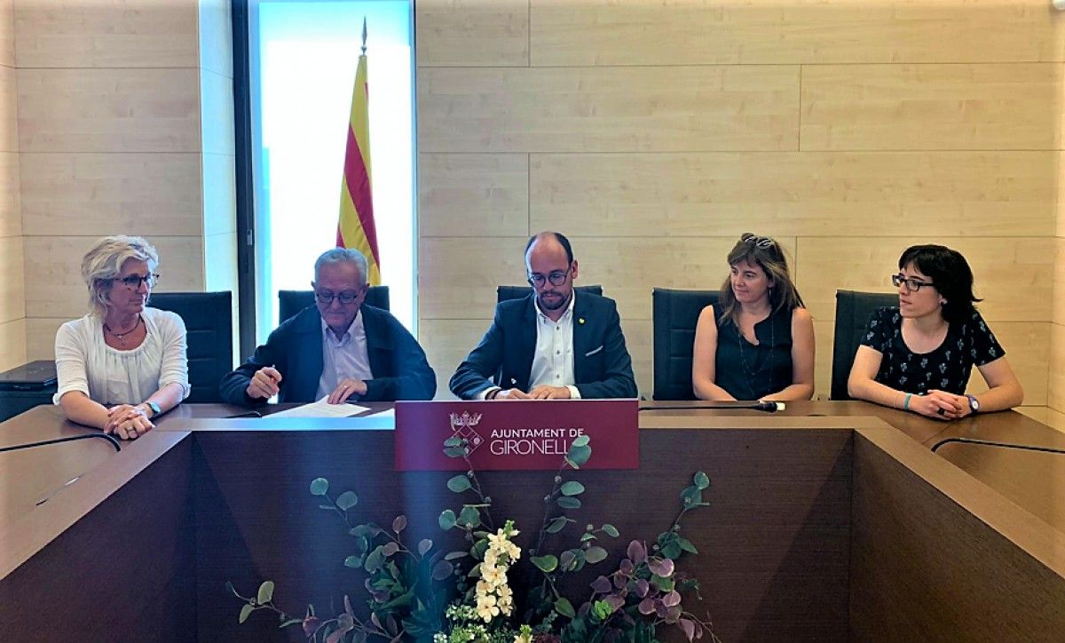 Signatura del conveni a l'Ajuntament de Gironella.