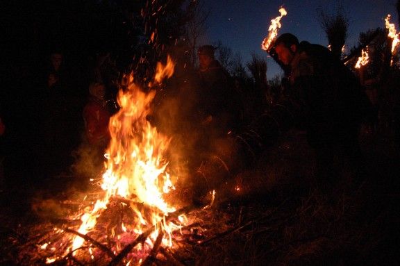 Desenes de faies s'encenen a la foguera de Sant Julià de Cerdanyola