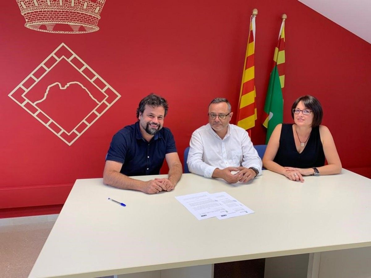 Un representant de Sorea i el president comarcal han signat el conveni acompanyats de la consellera d'Atenció a les Persones. 