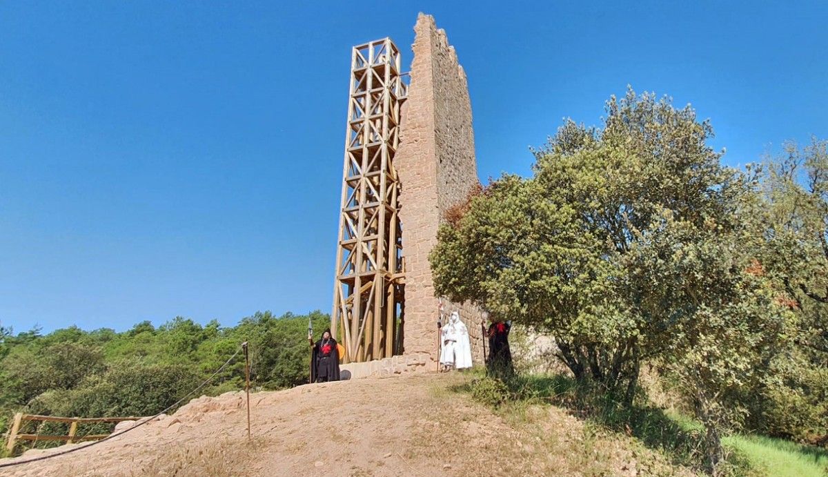 Torre amb l'estructura de fusta adossada, que li fa de suport i mirador
