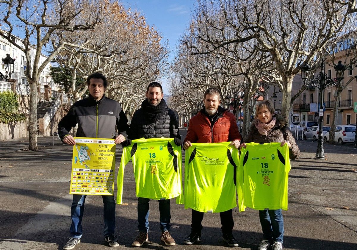 Els organitzadors de la 18a edició de la cursa de Sant Silvestre amb les samarretes que lluiran els participants