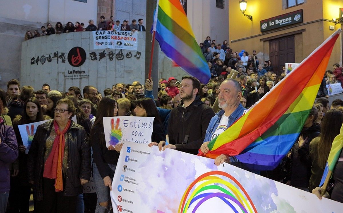 Concentració en suport a l'homosexualitat a Berga, arran de l'agressió a dos joves. 