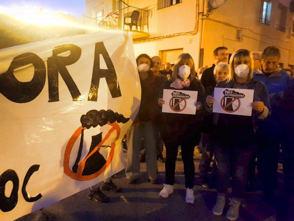 Manifestants contraris al projecte d'incineradora de Cercs davant l'Ajuntament de Cercs.