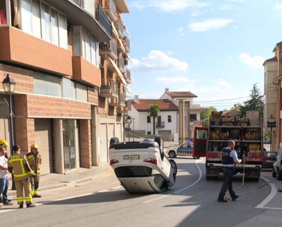 Un cotxe ha bolcat al carrer Major de Puig-reig