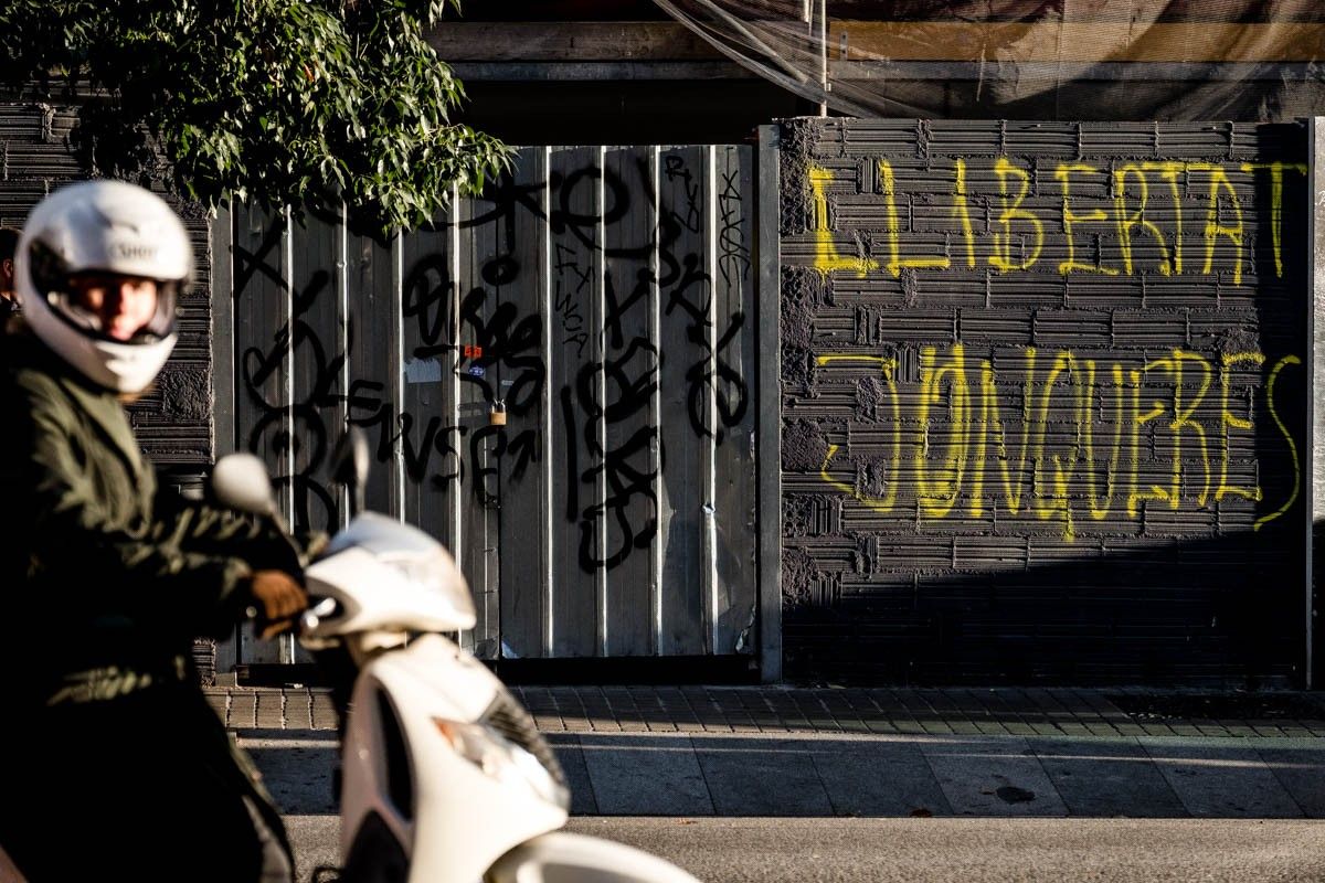 Una pintada en un mur d'un carrer reclama la llibertat d'Oriol Junqueras.