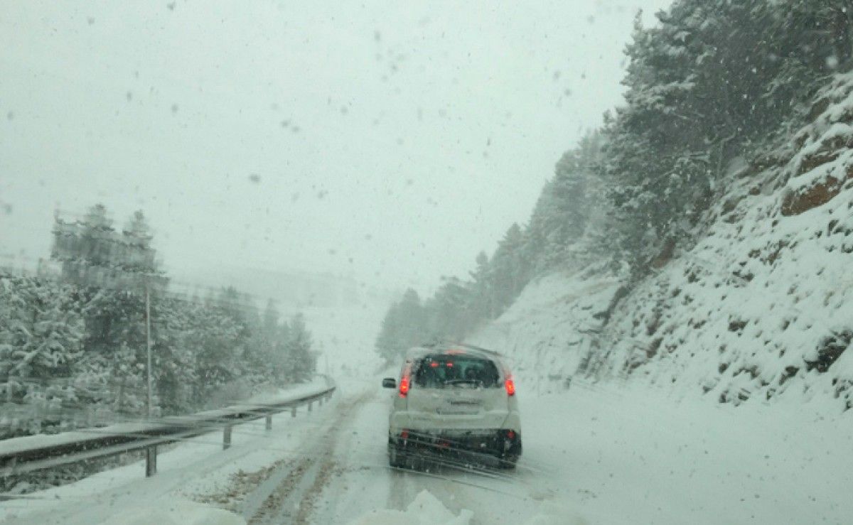 Una de les carreteres afectades per la nevada