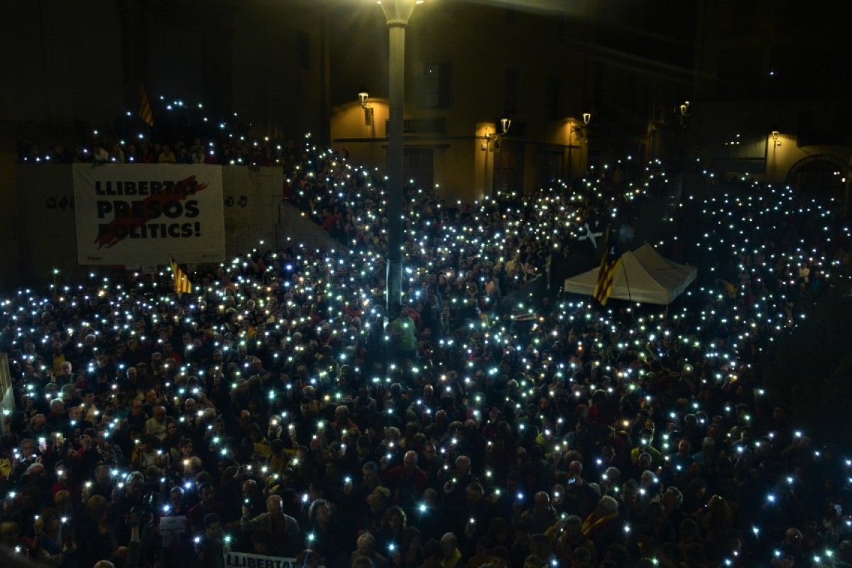Milers de llums s'encenen a la plaça de Sant Pere a favor de la llibertat dels presos polítics.