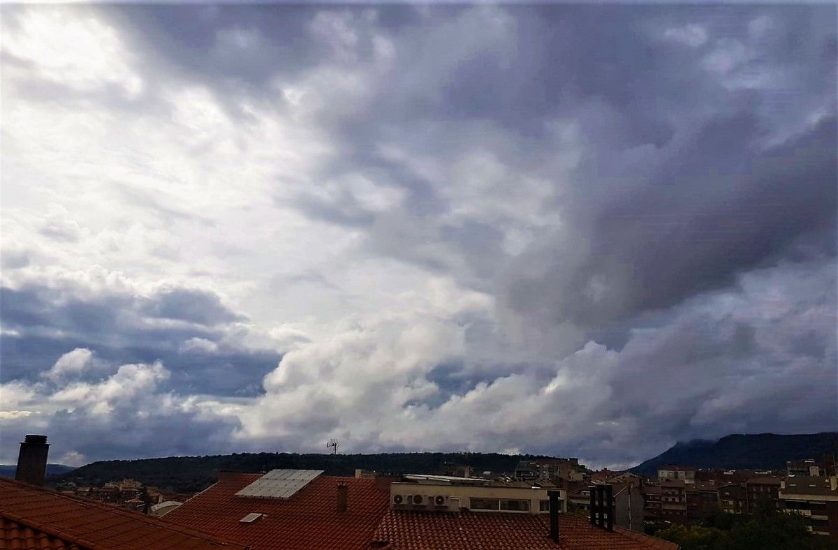 El cel a la ciutat de Berga aquest matí, després del xàfec d'aquesta matinada.