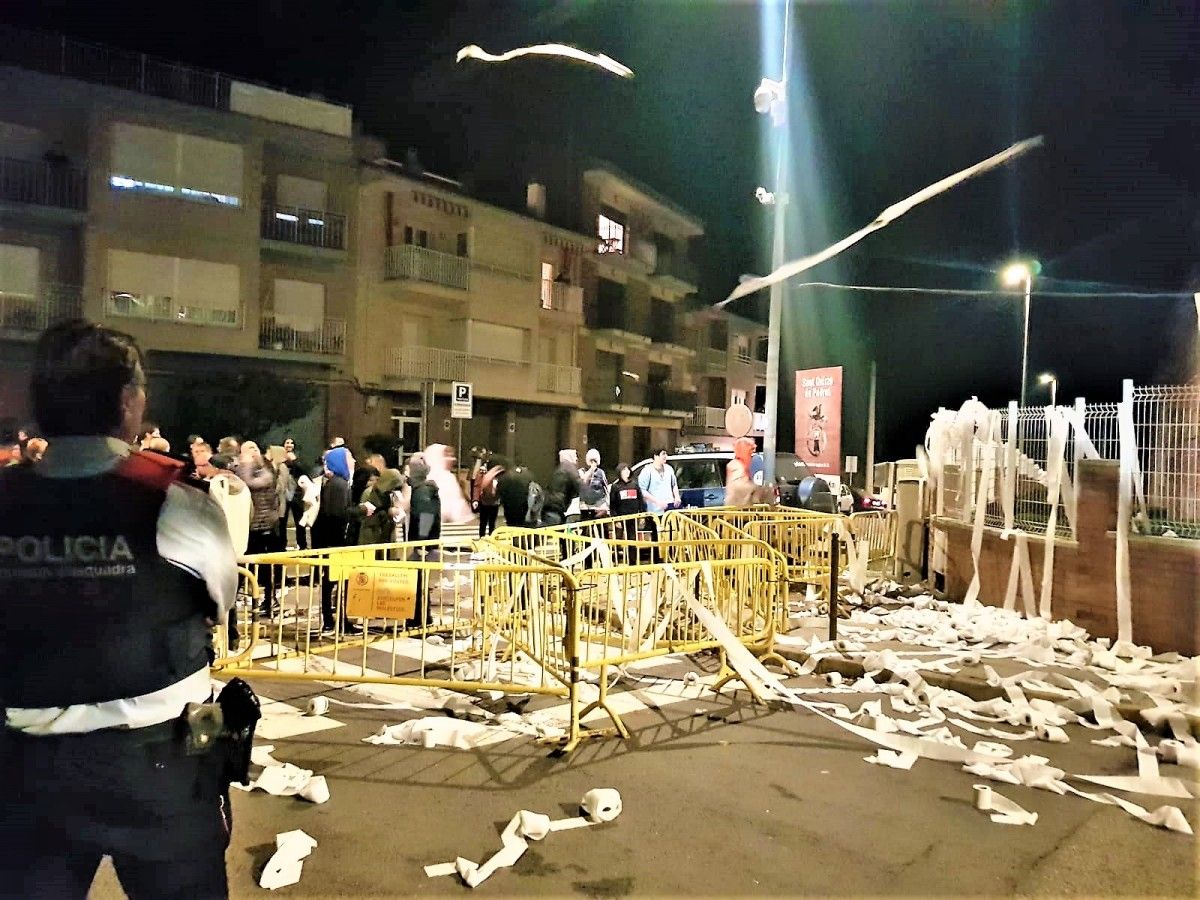 Els manifestants han tirat rotllos de paper higiènic a la caserna de la Guàrdia Civil sota la vigilància dels Mossos.