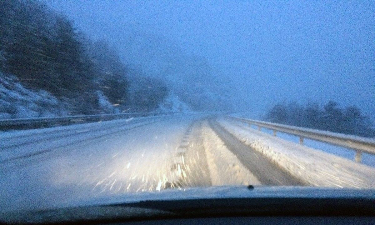 Carretera nevada a primera hora del matí, entre Bagà i el Túnel del Cadí. 