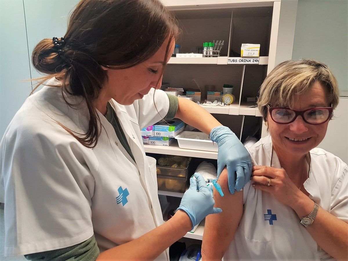 Una de les vacunacions a professionals sanitaris que s'ha fet al CAP Berguedà en el marc de la jornada d'avui.