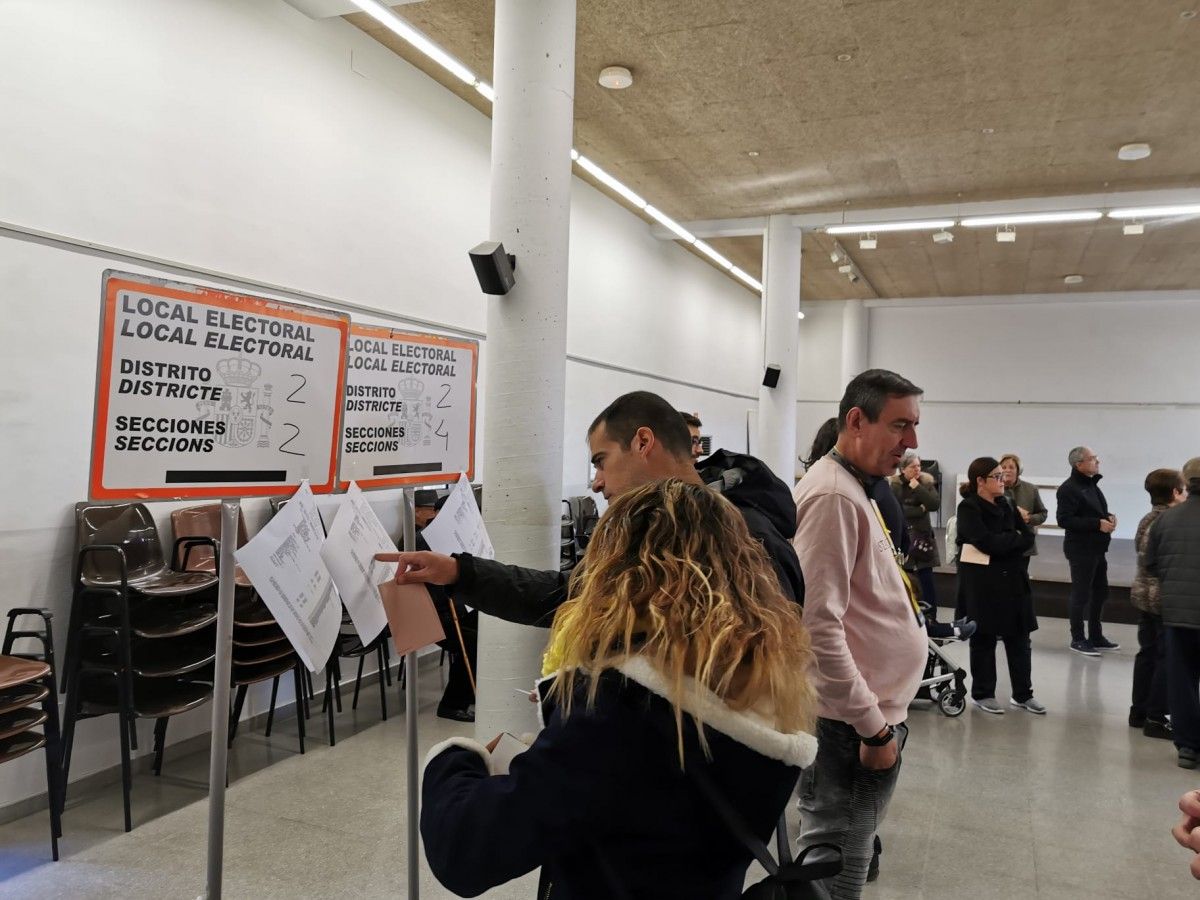 Votants al col·legi electoral de l'Hotel d'Entitats de Berga..