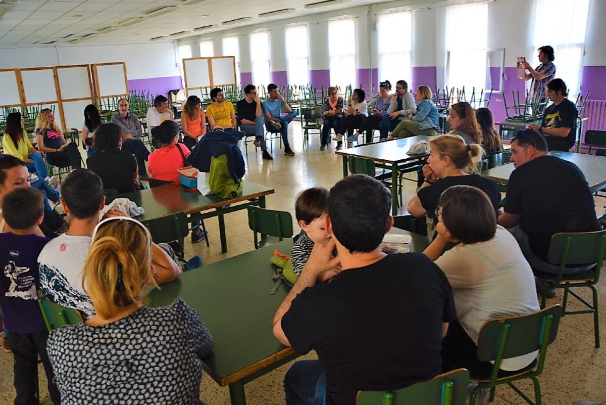 Reunió de pares i mestres amb els grups polítics la passada primavera (arxiu).