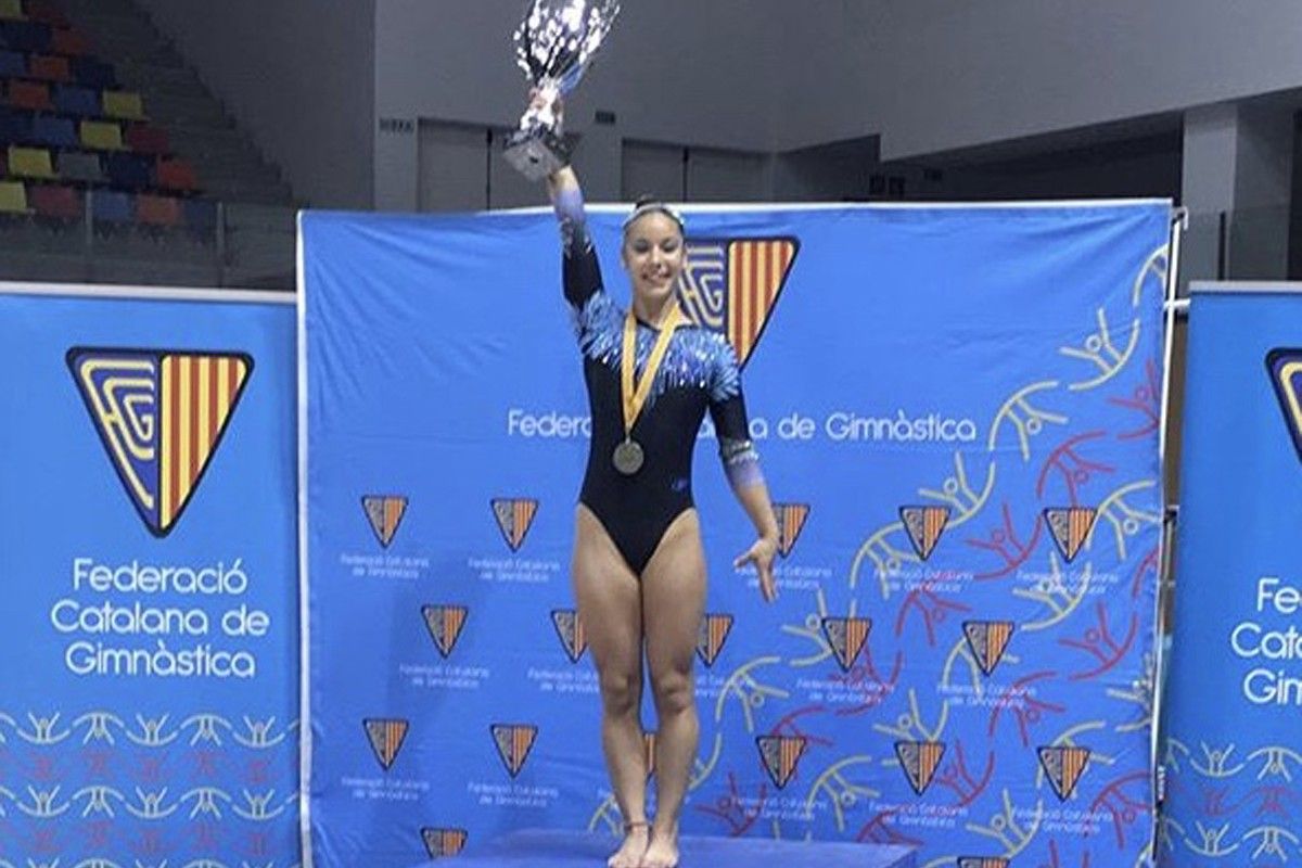 Lorena Medina amb el trofeu que l'acredita com a campiona de Catalunya