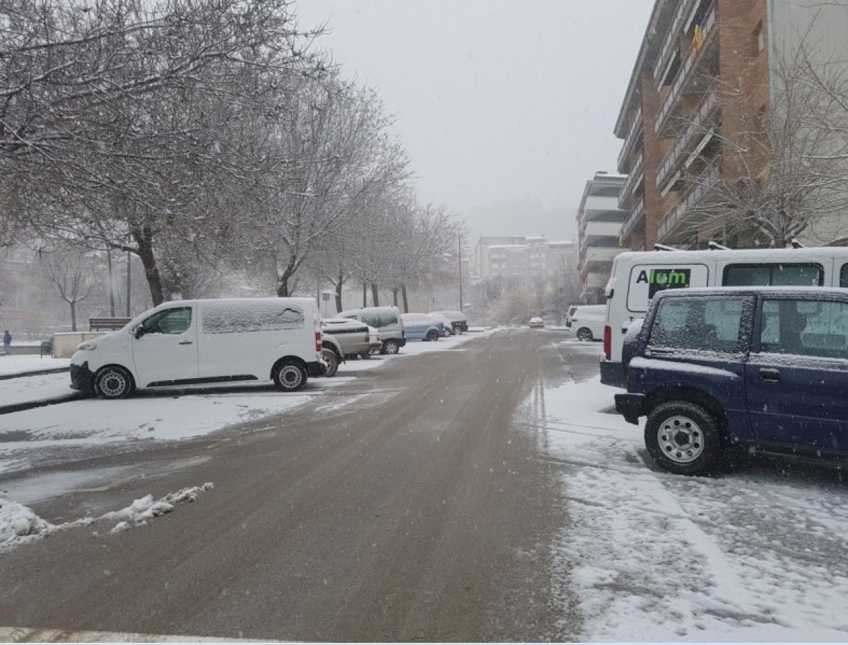 La neu ha emblanquinat els carrers de Berga. 
