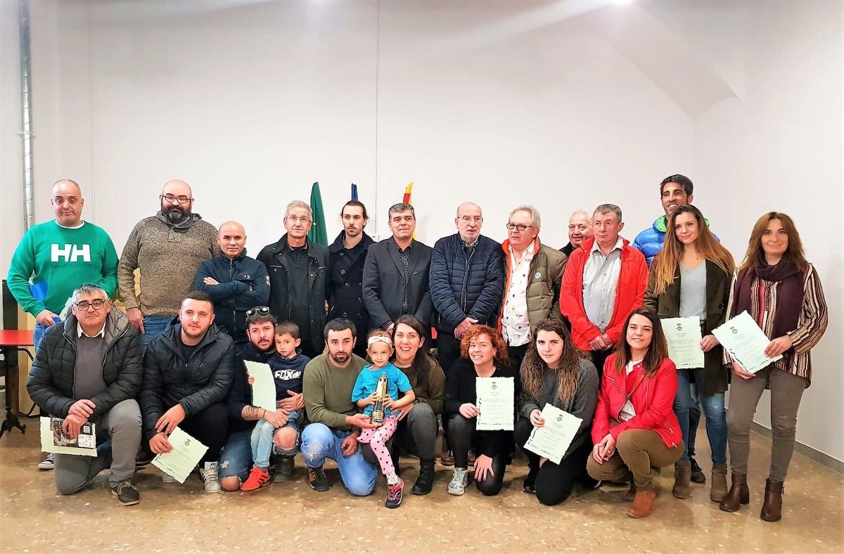 Foto de grup dels guardonats i els regidors en l'acte del Premi Santa Bàrbara.
