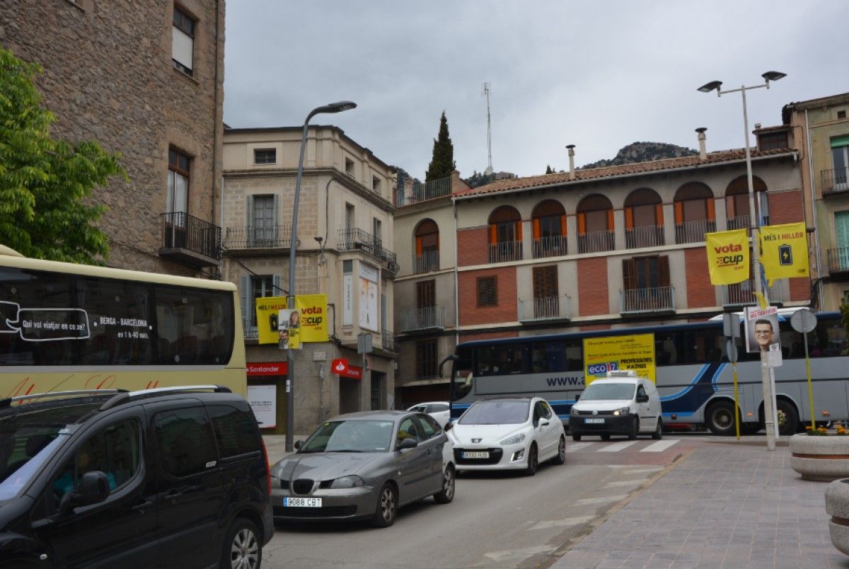 Autobusos al passeig de la Pau de Berga a la zona on ara hi ha l'actual baixador (arxiu).