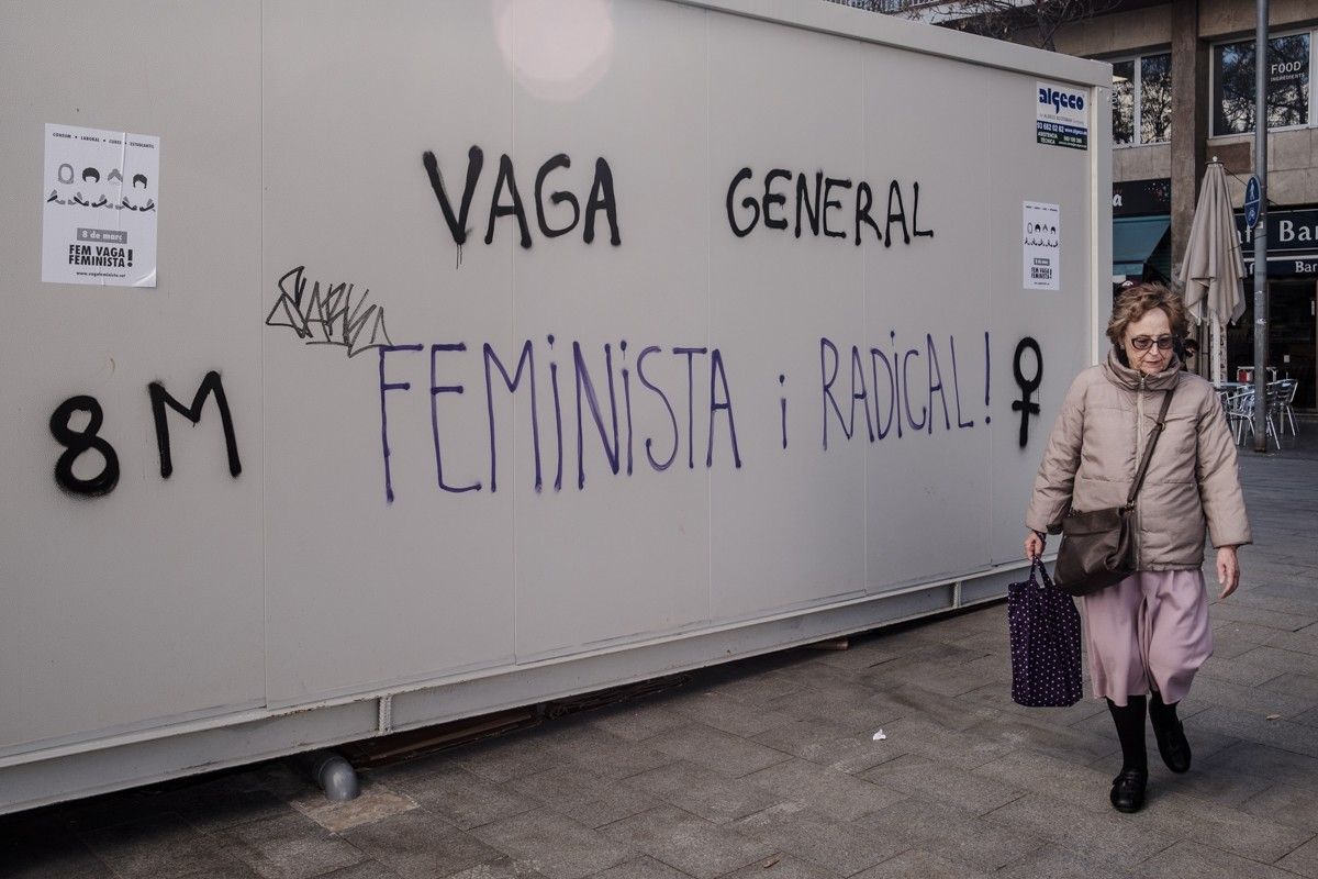 Una pintada, a la plaça del Fort Pienc, crida a la vaga feminista