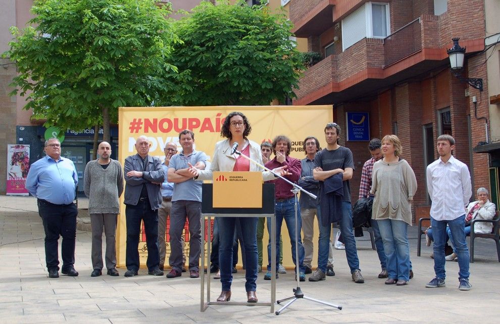 La secretària general d'ERC, Marta Rovira, amb els membres de les llistes al Berguedà en una imatge de 2015. 
