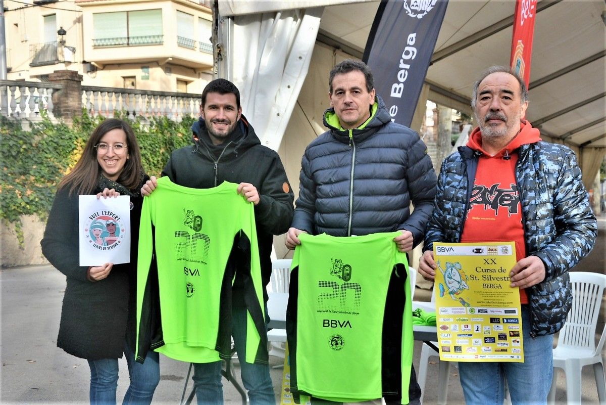 Roser Valverde, Isaac Santiago, Joan Torrents i Julio Dacosta al passeig de la Indústria.