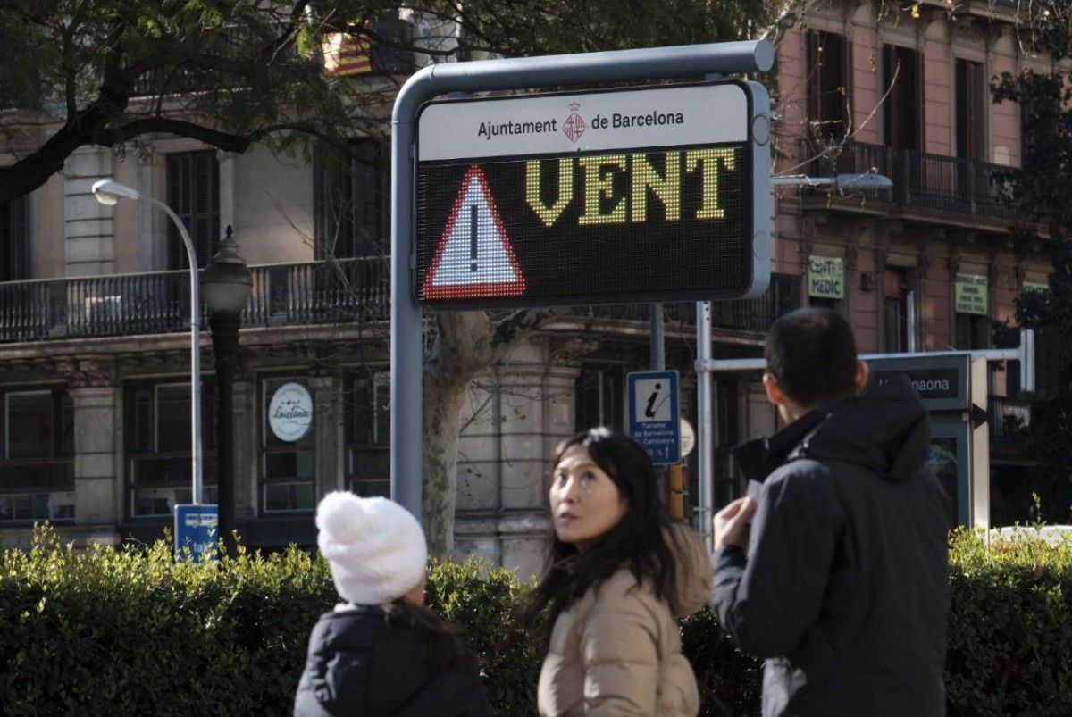 Un cartell alertant del vent a Barcelona, aquest divendres