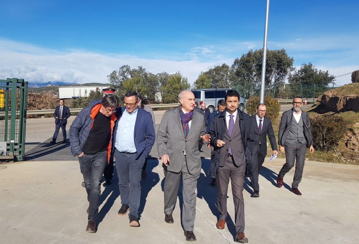 Damià Calvet amb responsables locals i comarcals i el president de Cedinsa, Javier Vizcaíno, en l'arribada a l'acte commemoratiu de l'empresa.