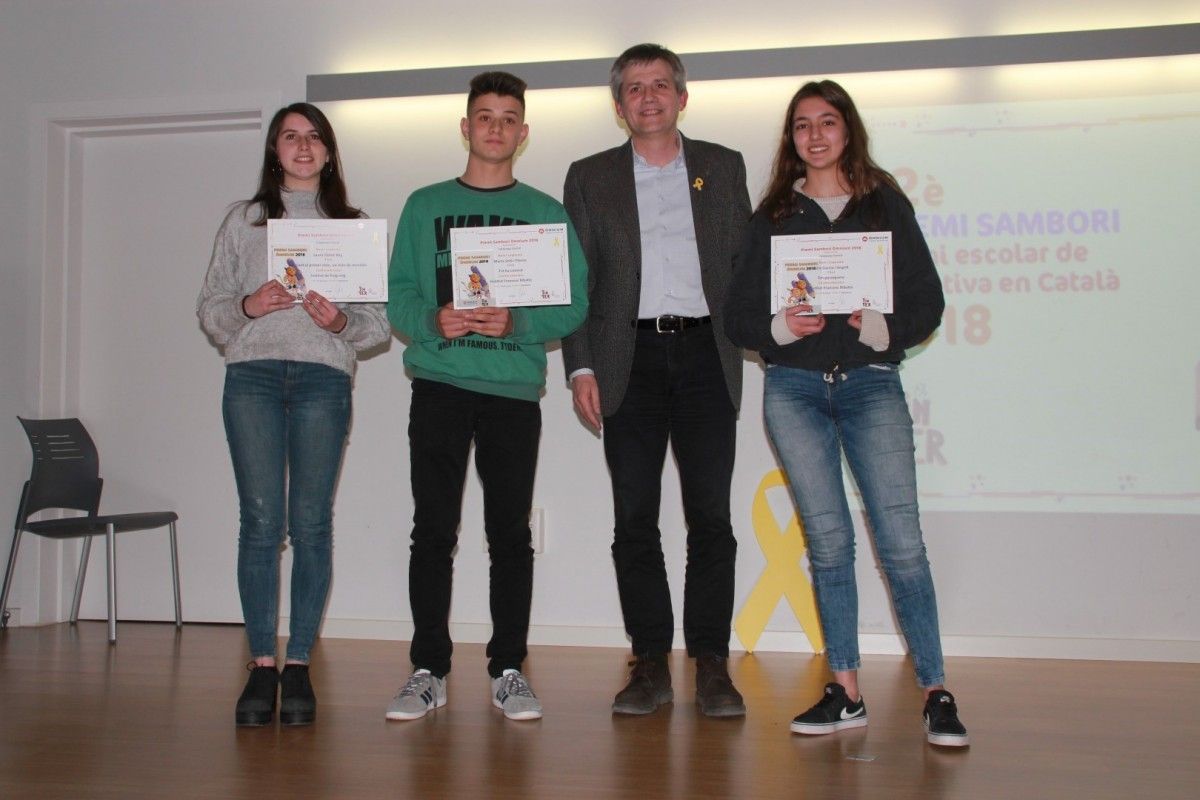 L'alcalde de Solsona, David Rodríguez, ha lliurat els premis de la categoria de batxillerat, amb una alumna de l'institut de Puig-reig premiada