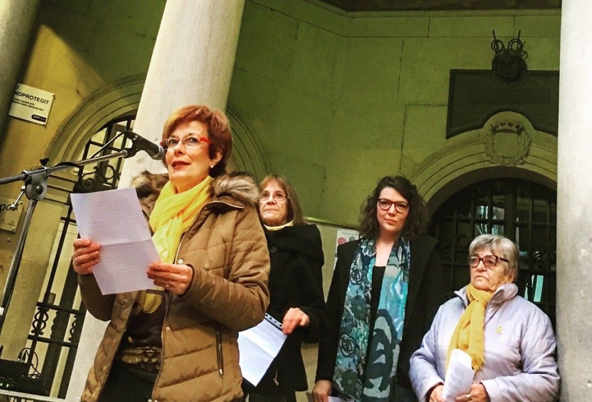 La presidenta d'Òmnium Berguedà, Montserrat Soler, ha presentat l'acte en què han intervingut Venturós i Bruch.