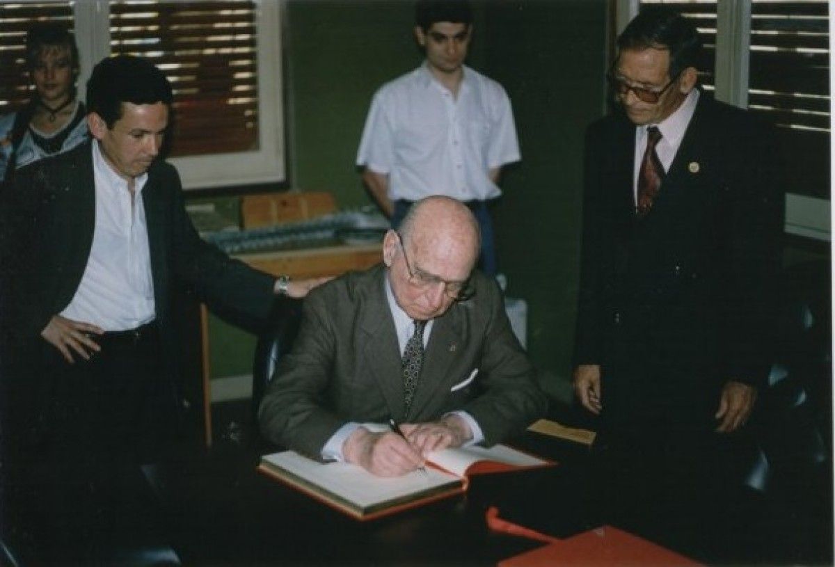 Signatura de Nicolau Casaus al llibre d'honor de l'Ajuntament de La Pobla de Lillet amb l'alcalde Josep Bober (a l'esquerra), l'any 1996.