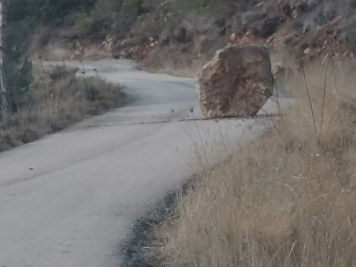 La roca que va caure divendres al camí d'accés a Feners.