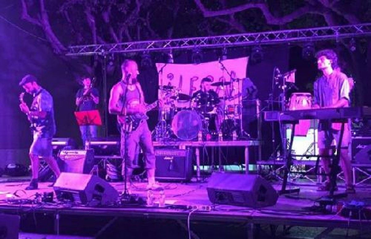 Actuació del grup «Ilegal» durant el concert jove de Patum de 2017.