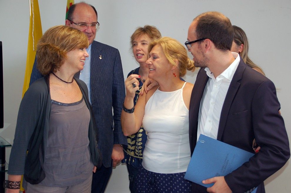 El president del Consell Comarcal del Berguedà, David Font,  amb la consellera cessada Meritxell Borràs i d'altres polítics del Berguedà.