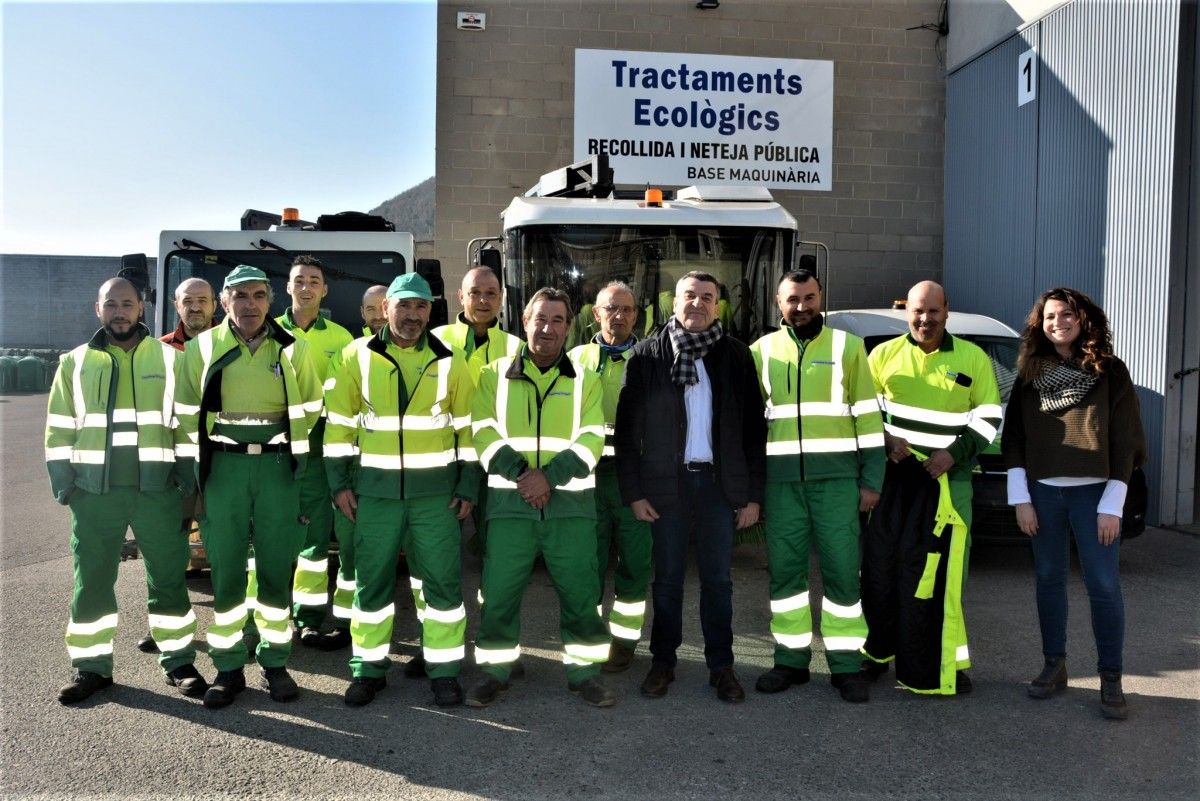 Xavier Argüelles (al centre) amb treballadors del servei de neteja i responsables de Tractaments Ecològics. 