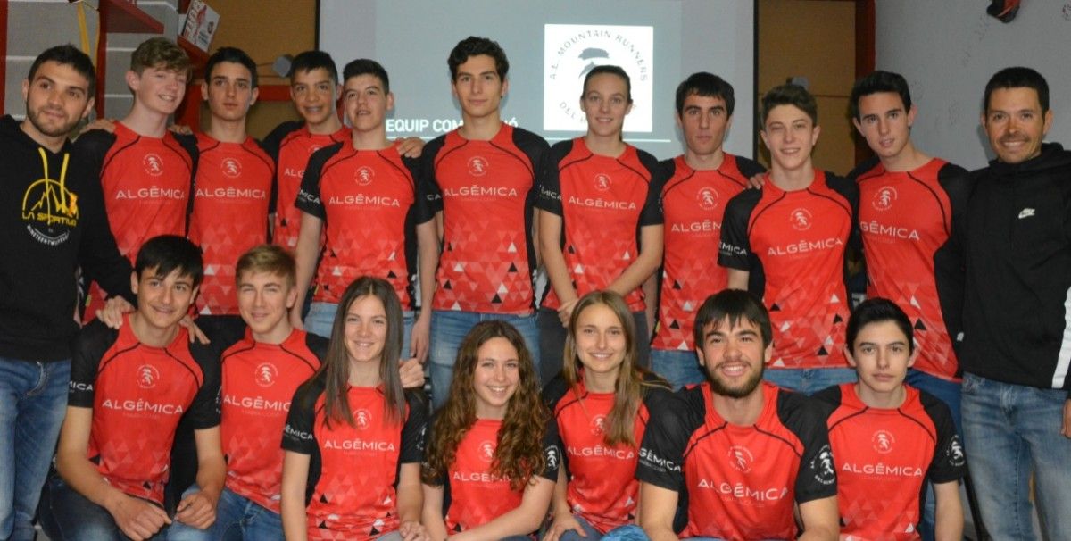 Foto d'equip dels nous equips cadet i júnior, a la seu dels Mountain Runners.