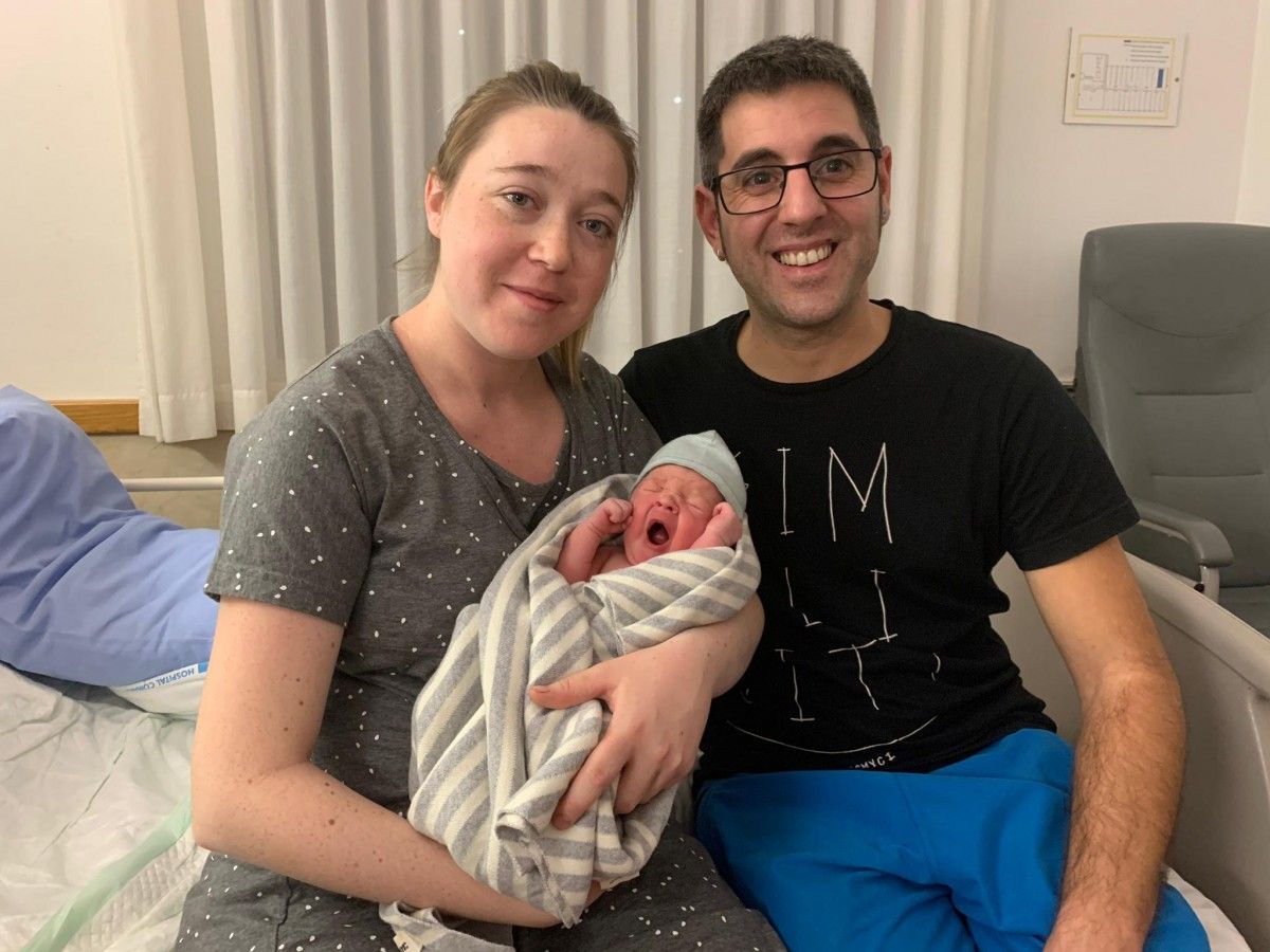 El menut Gabriel Xoy Agustina amb els seus pares, el primer nadó de l'any nascut al Berguedà.