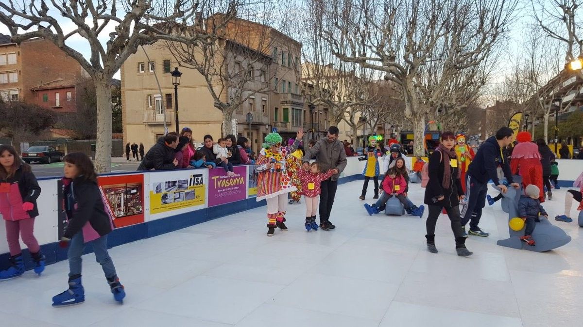 Imatge de la inauguració de la pista de gel, amb data de 23 de març, amb el grup d'animació «Solsolet» de la Farsa. 