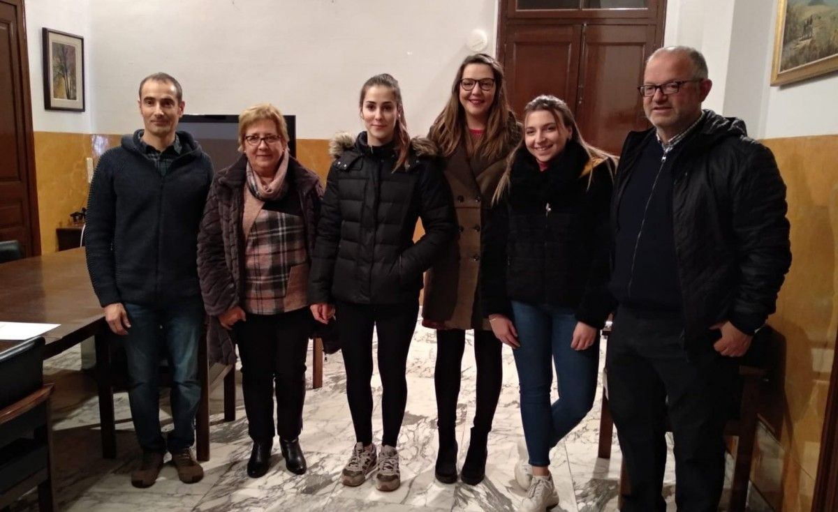 Les joves afortunades amb les beques de la Fundació Privada Serra amb membres del patronat. 