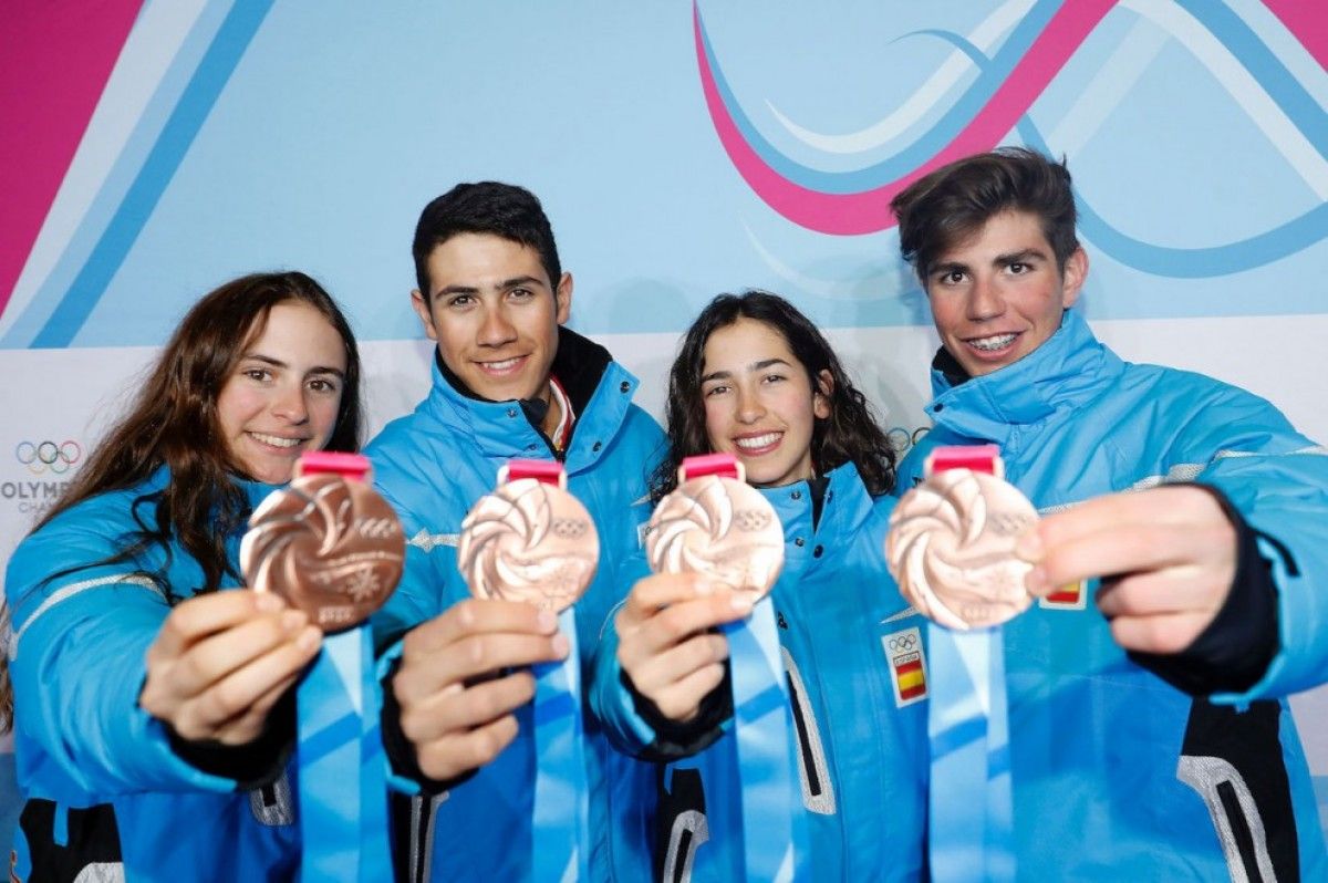 Maria Costa, Marc Ràdua, Ares Torra i Ot Ferrer amb la medalla de bronze. 
