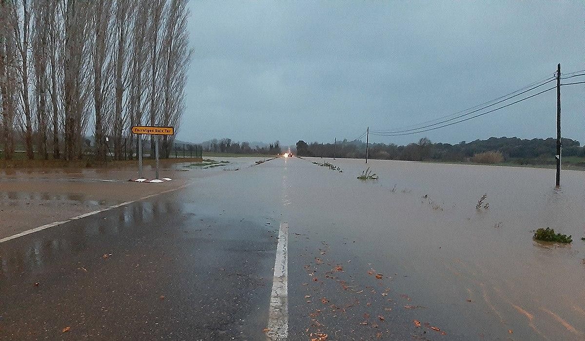 La carretera Gi-644 inundada just abans d'arribar a Serra de Daró.