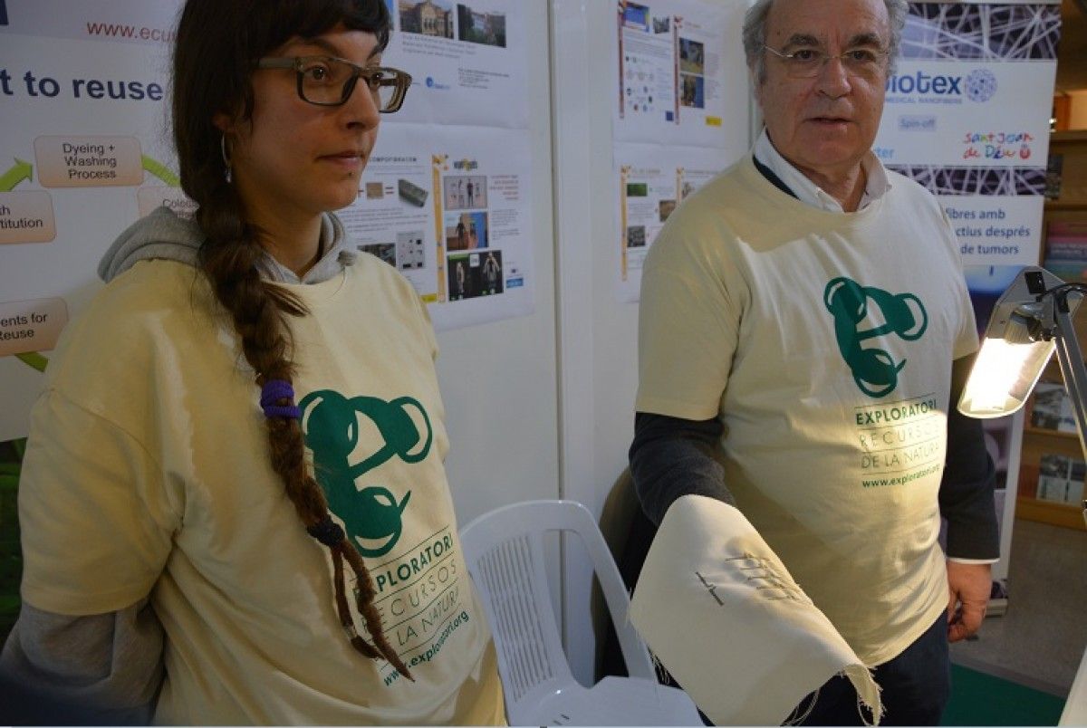L'estudiant Laura González i el professor d'Enginyeria Tèxtil de la UPC, Enric Carrera, a Berga.