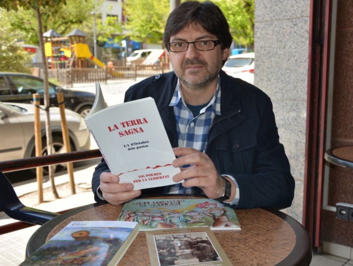 Jaume Huch d'Edicions de l'Albí amb algunes de les novetats per aquest Sant Jordi. 
