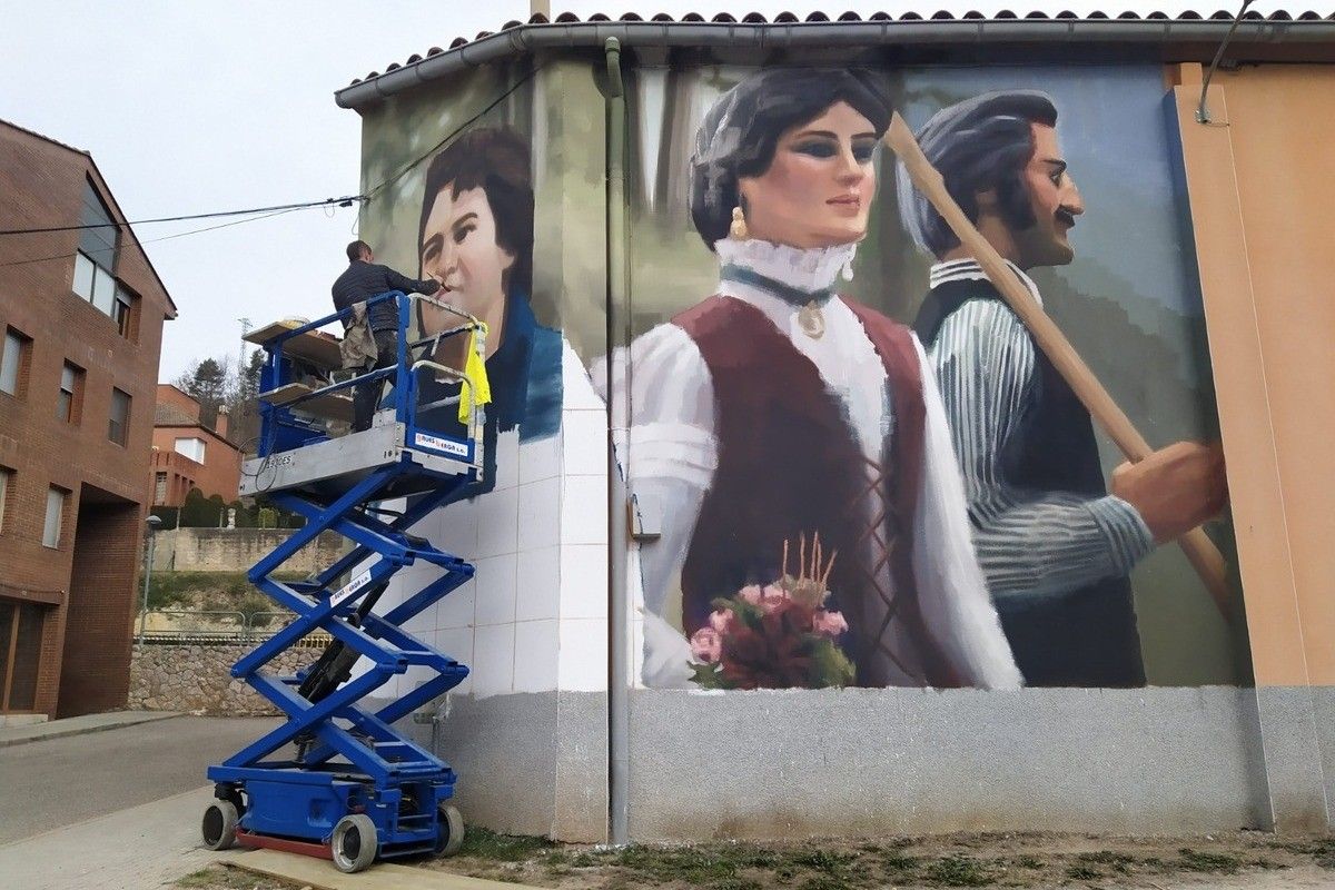 Mural d'homenatge a Carme Cirera a l'exterior del local