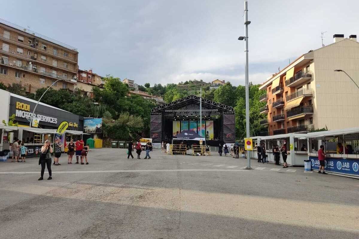 La plaça Cim d'Estela amb l'escenari i els mòduls per les entitats.