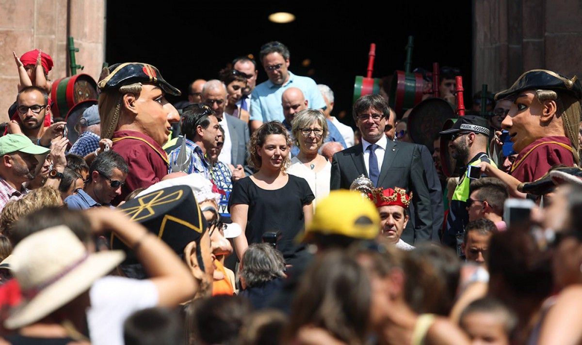 El president de la Generalitat, Carles Puigdemont, i l'alcaldessa de Berga, Montse Venturós, abans de començar la Patum, en una imatge d'arxiu