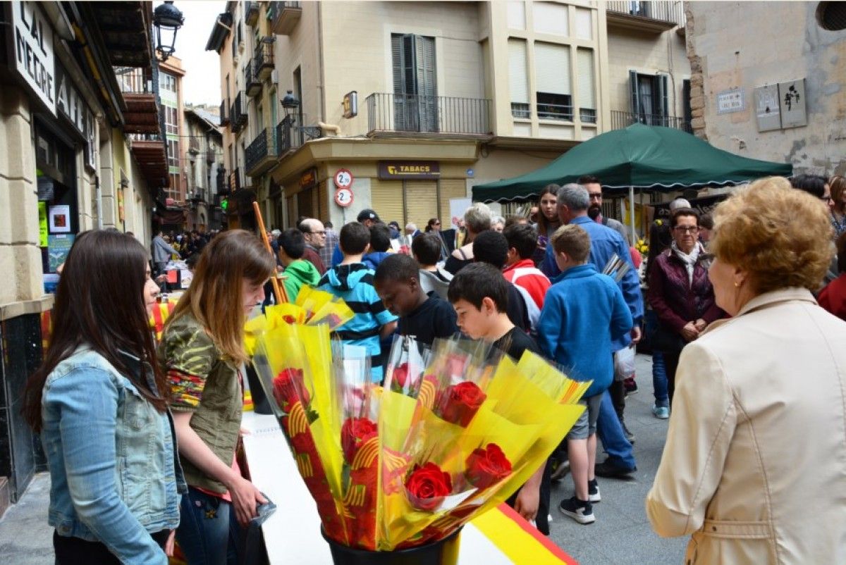 El carrer Major i zones properes va omplir-se de compradors i curiosos per Sant Jordi.