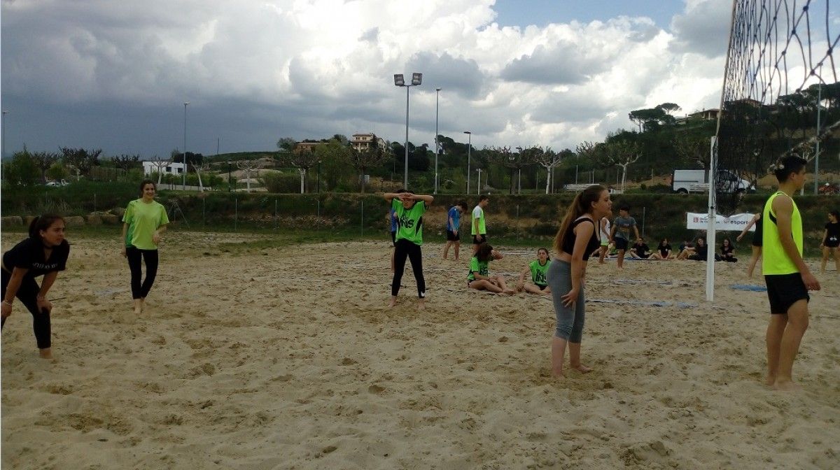Torneig de volei platja a Gironella, disputat entre alumnes d'instituts de la comarca.