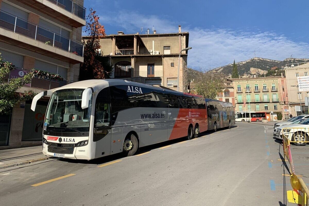 Un bus estacionat al passeig de la Pau