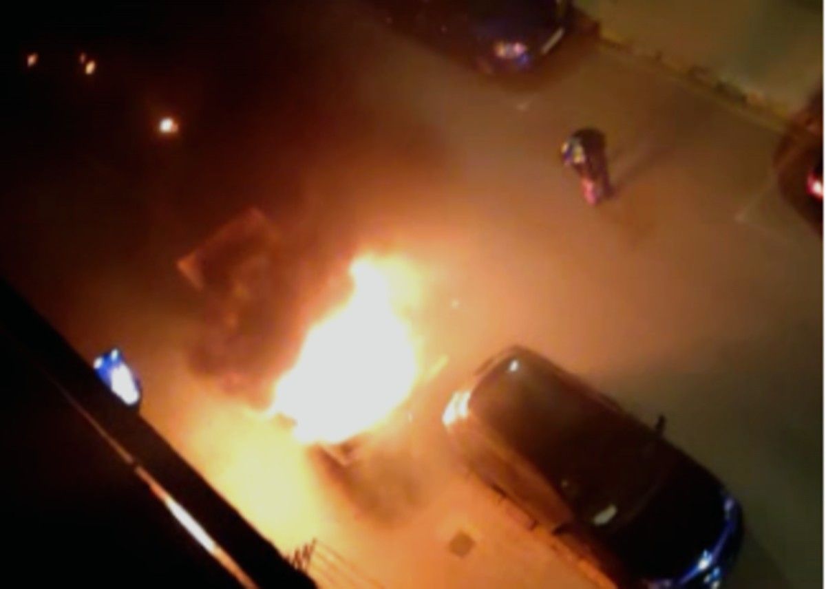 Imatge del vehicle incendiat al carrer Pere II