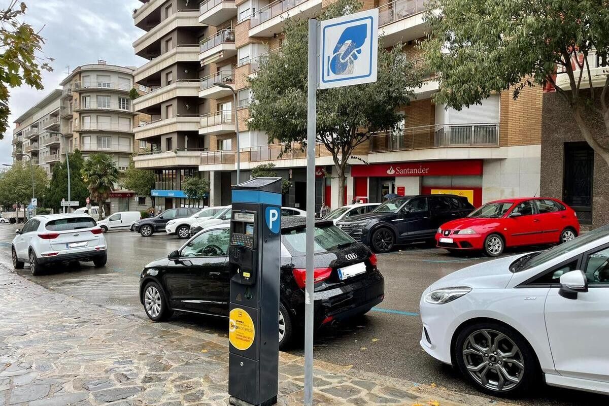 Imatge d'arxiu d'un espai d'estacionament regulat al passeig de la Pau