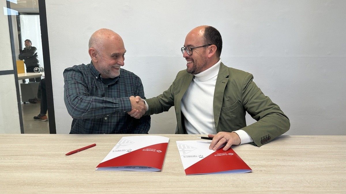 Joan Boix i David Font, en el moment de la signatura del conveni.